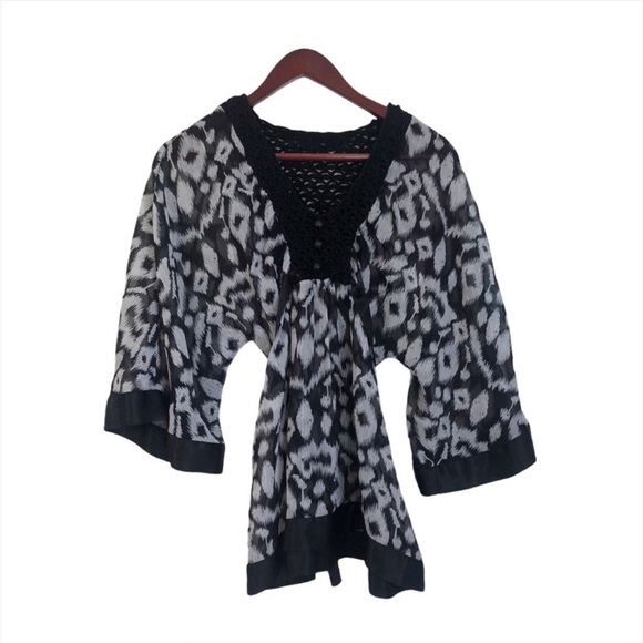 2B Bebe Black White Patterned Crochet Top - Picture 5 of 14